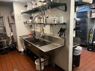 premiere-location-cold-stone-creamery-for-sell