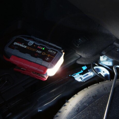 ultrasafe-lithium-jump-starter-2000-amps-big-3