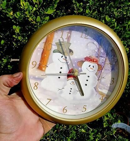 8frosty-and-mrs-snowman-hanging-wall-clock-plays-christmas-music-big-8