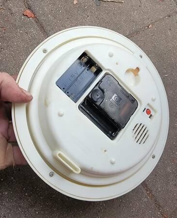 8frosty-and-mrs-snowman-hanging-wall-clock-plays-christmas-music-big-5