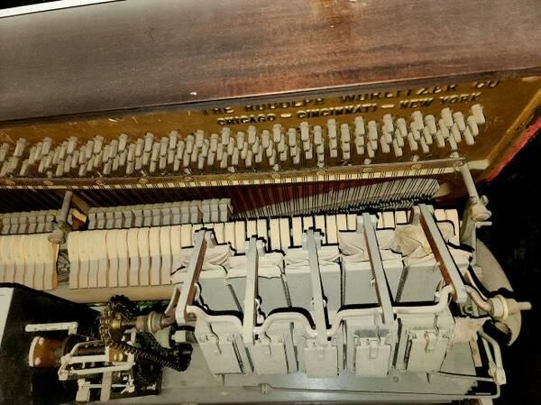 1925-wurlitzer-upright-player-piano-refinished-big-4