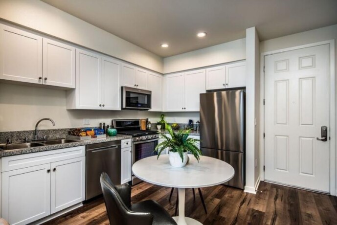 2695-2895-large-3-bedroom-3-bathroom-apt-in-lincoln-park-big-6