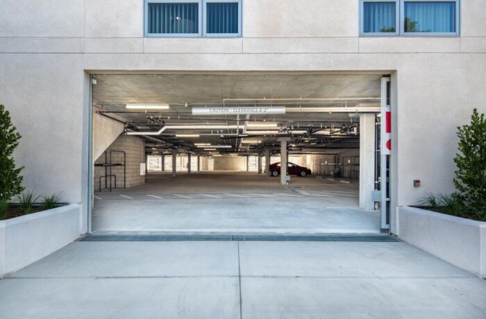 2695-2895-large-3-bedroom-3-bathroom-apt-in-lincoln-park-big-0