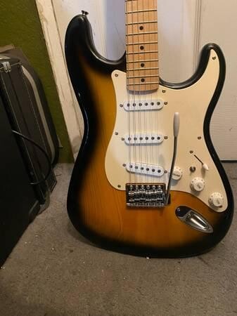 squier-strat-roland-cube-cosm-amp-big-8