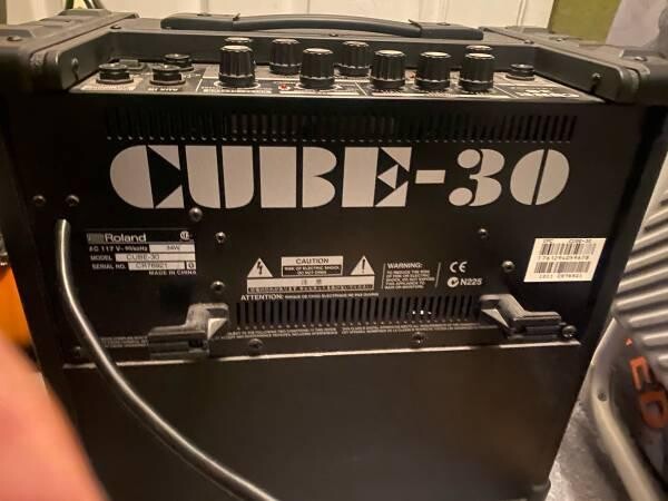 squier-strat-roland-cube-cosm-amp-big-3